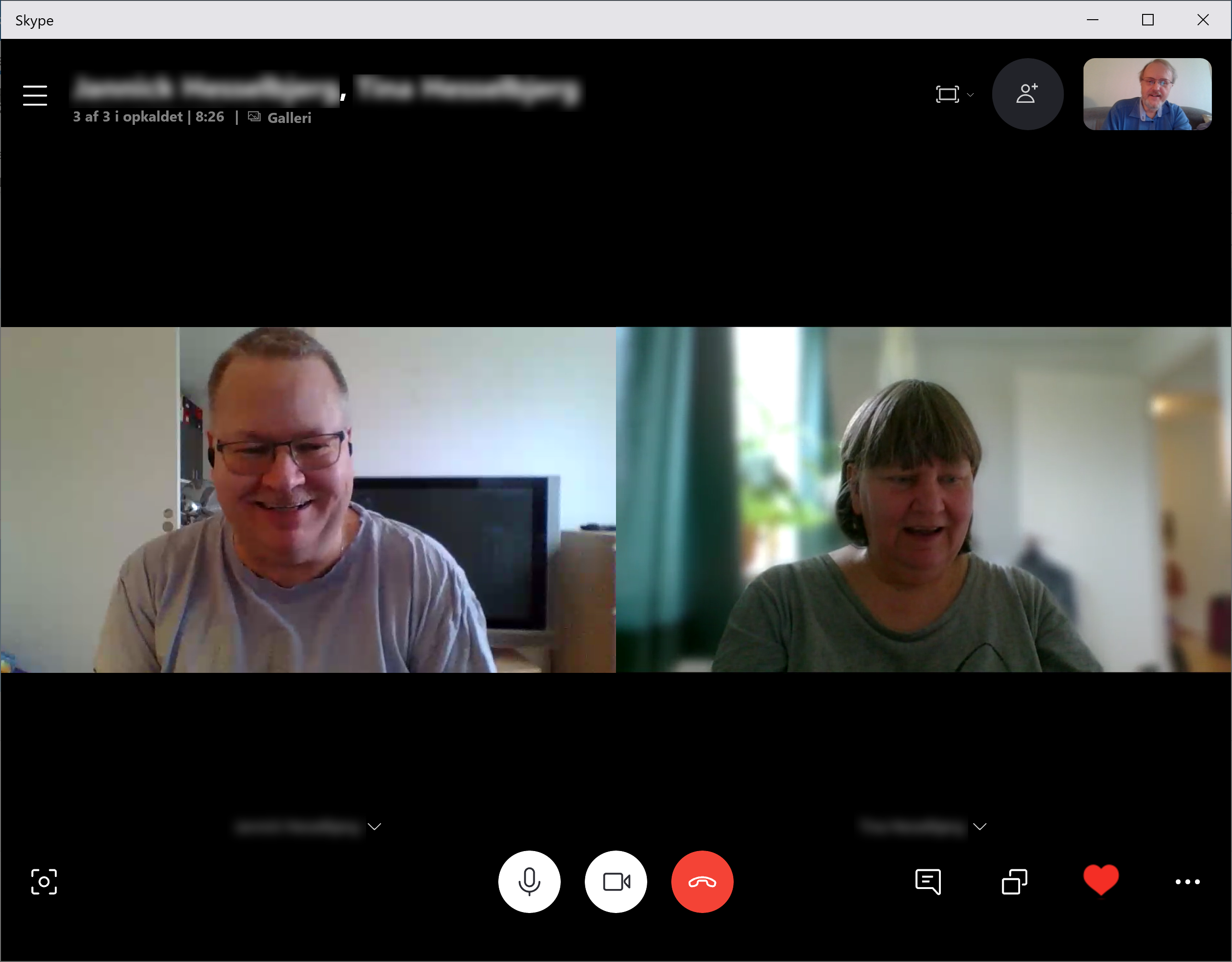 Tre personer i et Skype-videomøde.