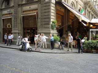 Et nutidigt farvefoto fra samme gadehjørne ved Caffè Gilli som Ruth Orkins herostratisk berømte foto.