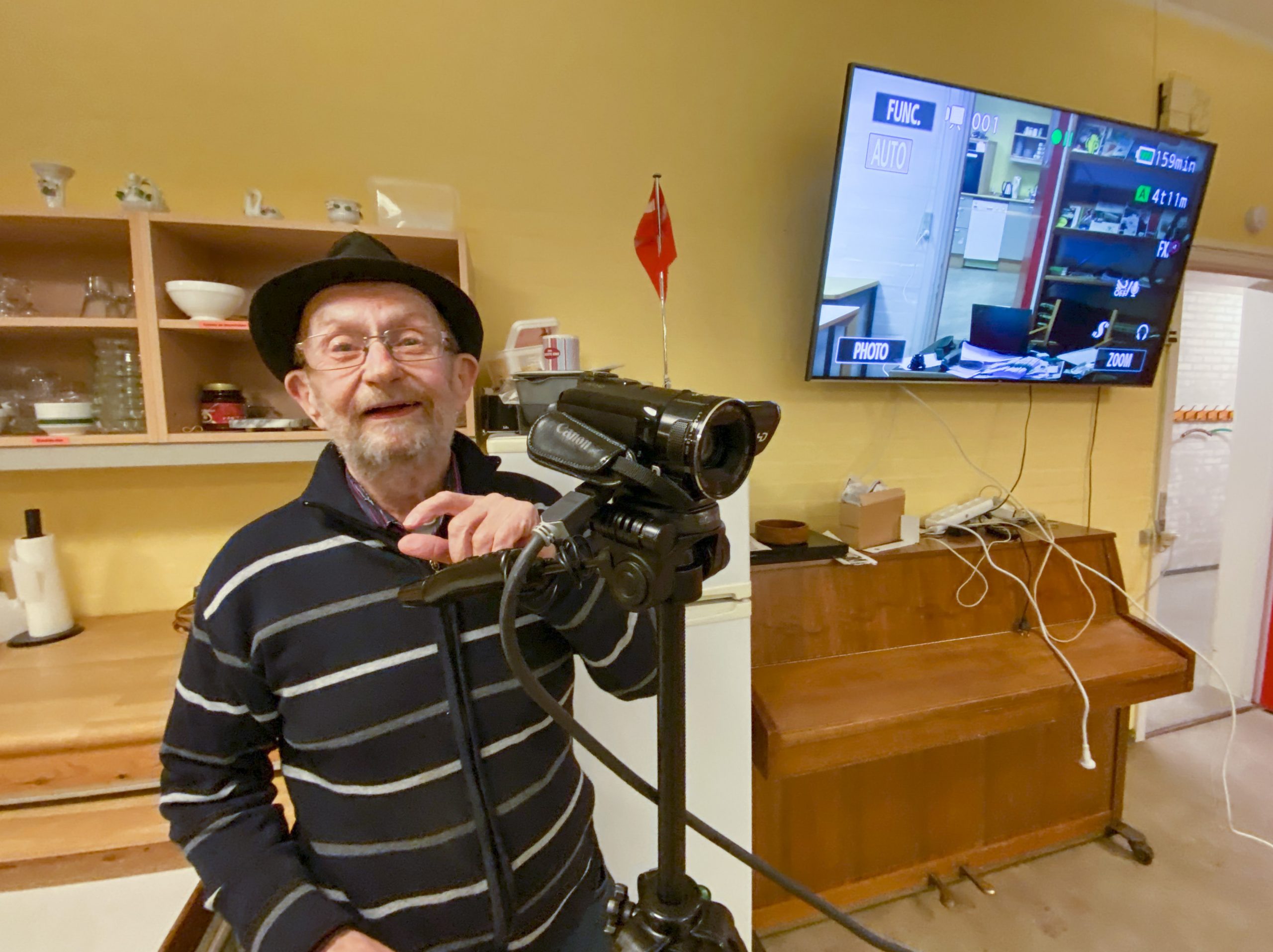 Johnny Bjørnestad står parat denne mandag med to videokameraer til direkte transmission mellem to rum. Det er testet!