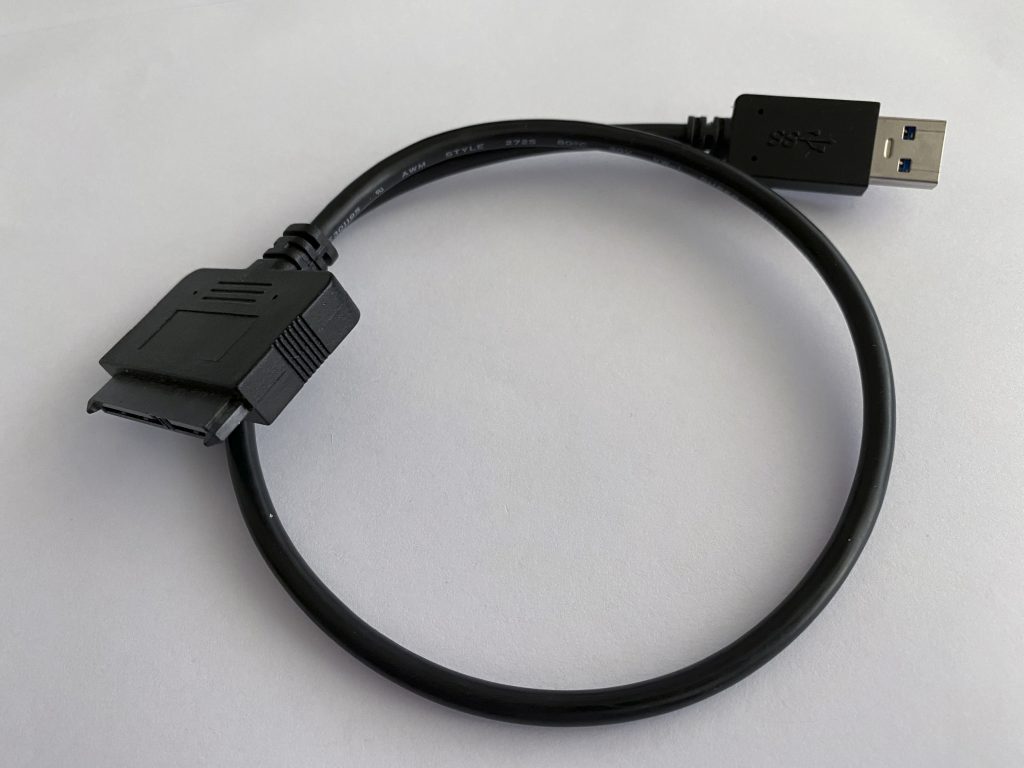 Et SATA- til USB-adapter. Så behøver du ikke engang et harddiskkabinet! Klik på billeder for at blive ført til en dansk netbutik, der sælger det.