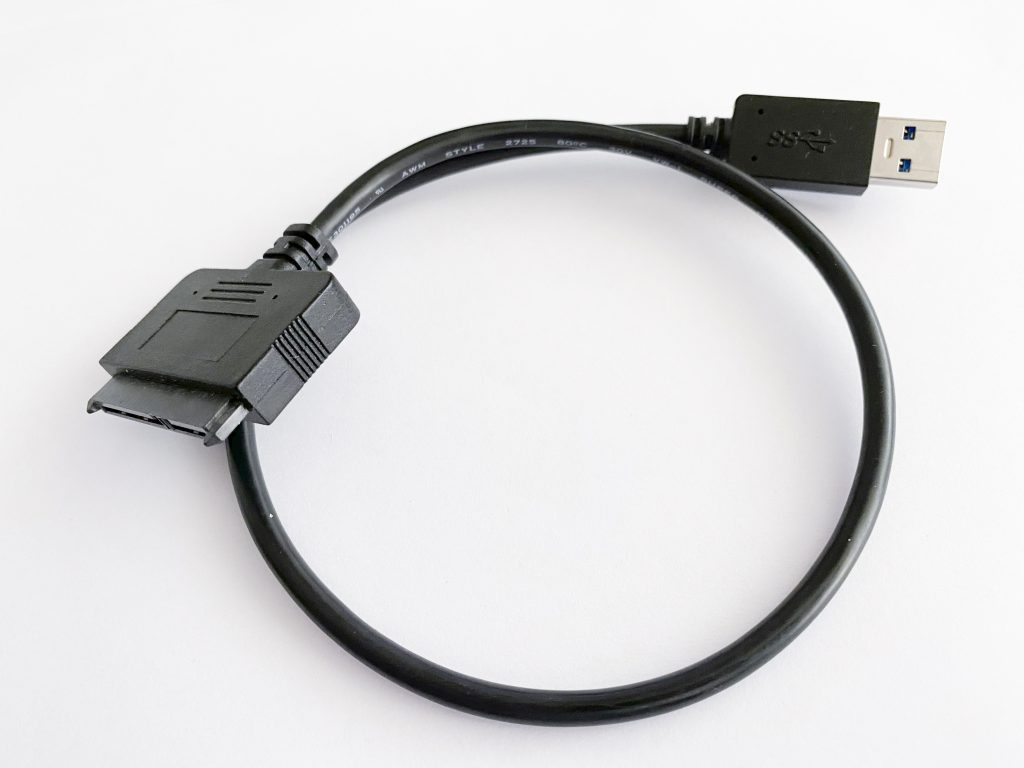 Et SATA- til USB-adapter. Så behøver du ikke engang et harddiskkabinet! Klik på billeder for at blive ført til en dansk netbutik, der sælger det.