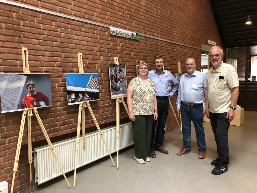 Fire af de seks fotografer fra Seniorfoto- og Videoklub, der leverede billeder til fotoudstillingen om Høje GladsaxeLiv i 2018. Foto: Lars Laursen.