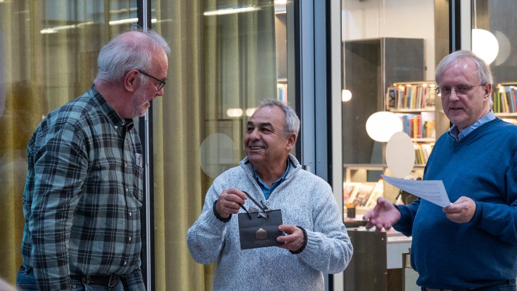 Næstformand Bjarne Damsgaard overrækker Reza en gave som tak for det store arbejde med filmen. Foto: Karen Bjerggaard.