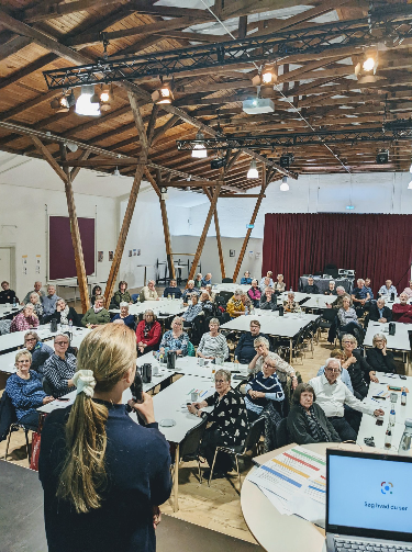 Ca. 100 seniorer samledes i Odense for at lære om Google Lens.